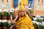 Его Святейшество Далай-лама обращается к слушателям во время первого дня учений для буддистов России. Дхарамсала, штат Химачал-Прадеш, Индия. 4 ноября 2021 г. Фото: дост. Тензин Джампхел.