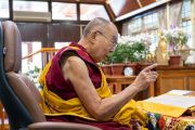 Во время первого дня учений для буддистов России Его Святейшество Далай-лама дает разъяснения к трактату Майтреи «Украшение махаянских сутр». Дхарамсала, штат Химачал-Прадеш, Индия. 4 ноября 2021 г. Фото: дост. Тензин Джампхел.