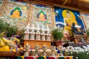 Подношения, расставленные на алтаре позади Его Святейшества Далай-ламы, во время учений для буддистов России. Дхарамсала, штат Химачал-Прадеш, Индия. 4–5 ноября 2021 г. Фото: дост. Тензин Джампхел.