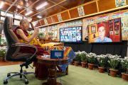 Во время второго дня учений для буддистов России Его Святейшество Далай-лама отвечает на вопросы слушателей. Дхарамсала, штат Химачал-Прадеш, Индия. 5 ноября 2021 г. Фото: дост. Тензин Джампхел.