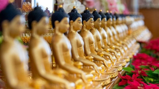 Фонд Поддержания Махаянской Традиции поднес Его Святейшеству Далай-ламе тысячу статуэток Будды