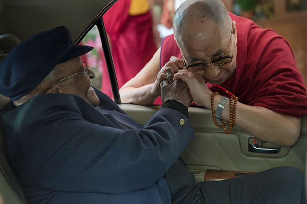 Буддисты молятся за умершего архиепископа Туту - представитель Далай-ламы в РФ