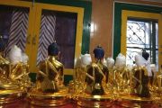 Некоторые из тысячи статуэток Будды во время подготовки для подношения Его Святейшеству Далай-ламе. Фото: ФПМТ.