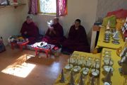 Некоторые из монахов Копана и Гьюдмеда, которые участвовали в церемонии освящения статуэток Будды, поднесенных Фондом Поддержания Махаянской Традиции Его Святейшеству Далай-ламе. Фото: ФПМТ.