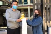 Директор медитационного центра «Тушита» Пема Вангмо передает статуэтки личному секретарю Его Святейшества Далай-ламы Тензину Такла. Фото: ФПМТ.