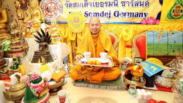 Буддийский монах в Германии спас пожилого мужчину от зимней стужи: угостил мандаринами и напоил чаем
