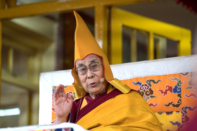 Далай-лама дарует учения по случаю Дня чудесных деяний Будды Шакьямуни