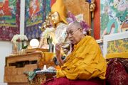 Его Святейшество Далай-лама дарует наставления во время церемонии принятия монашества, организованной в его резиденции. Дхарамсала, штат Химачал-Прадеш, Индия. 14 марта 2022 г. Фото: дост. Тензин Джампхел.