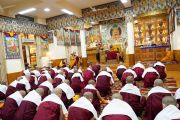 Кандидаты в монахи и монахини, накинувшие на плечи белую ткань во время одного из этапов церемонии принятия монашества от Его Святейшества Далай-ламы. Дхарамсала, штат Химачал-Прадеш, Индия. 14 марта 2022 г. Фото: дост. Тензин Джампхел.