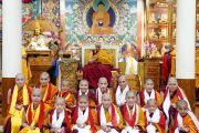 Его Святейшество Далай-лама фотографируется с группой послушниц, только что принявших монашество. Дхарамсала, штат Химачал-Прадеш, Индия. 14 марта 2022 г. Фото: дост. Тензин Джампхел.