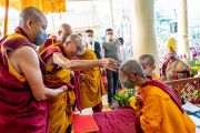 По прибытии в главный тибетский храм для дарования учения Его Святейшество Далай-лама шутливо приветствует юного тибетского монаха. Дхарамсала, штат Химачал-Прадеш, Индия. 18 марта 2022 г. Фото: дост. Тензин Джампхел.