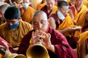 Во время молебна, проведенного перед началом учения Его Святейшества Далай-ламы в главном тибетском храме, монах монастыря Намгьял играет на традиционном тибетском духовом инструменте. Дхарамсала, штат Химачал-Прадеш, Индия. 18 марта 2022 г. Фото: дост. Тензин Джампхел.