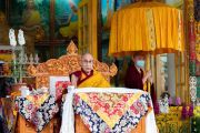 Его Святейшество Далай-лама обращается к собравшимся на учение во дворе главного тибетского храма. Дхарамсала, штат Химачал-Прадеш, Индия. 18 марта 2022 г. Фото: дост. Тензин Джампхел.