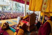 Во время учения в главном тибетском храме Его Святейшество Далай-лама проводит церемонию зарождения бодхичитты. Дхарамсала, штат Химачал-Прадеш, Индия. 18 марта 2022 г. Фото: дост. Тензин Джампхел.