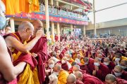Направляясь в свою резиденцию по завершении учений в главном тибетском храме, Его Святейшество Далай-лама машет собравшимся рукой на прощание. Дхарамсала, штат Химачал-Прадеш, Индия. 18 марта 2022 г. Фото: дост. Тензин Джампхел.