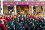 Вид на двор главного тибетского храма во время учения Его Святейшества Далай-ламы. Дхарамсала, штат Химачал-Прадеш, Индия. 18 марта 2022 г. Фото: дост. Тензин Джампхел.