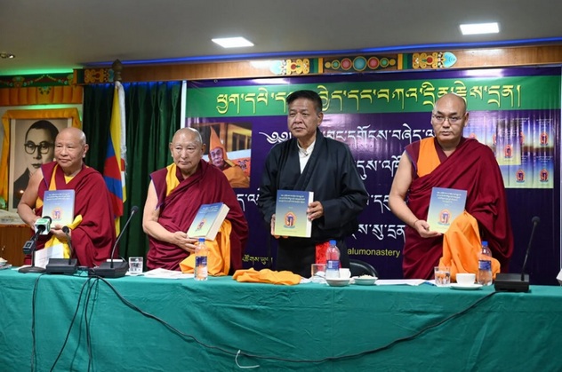 Сикьонг и спикер тибетского парламента в эмиграции провели презентацию сборника с комментариями к учению Калачакры