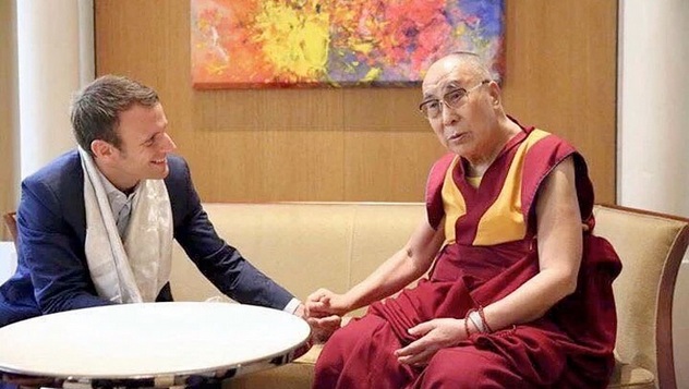 Далай-лама поздравил Эммануэля Макрона с переизбранием на пост президента Франции