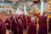Кандидаты на получение обетов гецула (второй монашеской степени) слушают наставления Его Святейшества Далай-ламы во время церемонии, организованной в заключительный из 7 дней посвящений, в ходе которых 93 монахини и 352 монаха приняли обеты гецула и гелонга. Дхарамсала, штат Химачал-Прадеш, Индия. 29 марта 2022 г. Фото: дост. Тензин Джампхел.