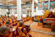 Его Святейшество Далай-лама обращается к монахам во время заключительной церемонии дарования обетов гелонга (полностью посвященного монаха), организованной в его резиденции. Дхарамсала, штат Химачал-Прадеш, Индия. 26 марта 2022 г. Фото: дост. Тензин Джампхел.