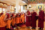 Его Святейшество Далай-лама покидает зал по завершении церемонии дарования обетов гелонга (полностью посвященного монаха). Дхарамсала, штат Химачал-Прадеш, Индия. 26 марта 2022 г. Фото: дост. Тензин Джампхел.