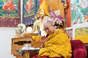 Его Святейшество Далай-лама с нежностью смотрит на группу монахов-гецулов и монахинь-гецулма по завершении заключительной церемонии, организованной в его резиденции. Дхарамсала, штат Химачал-Прадеш, Индия. 29 марта 2022 г. Фото: дост. Тензин Джампхел.