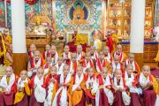 Его Святейшество Далай-лама фотографируется с монахами-гецулами и монахинями-гецулма по завершении церемонии, организованной в заключительный из 7 дней посвящений, в ходе которых 93 монахини и 352 монаха приняли обеты гецула и гелонга. Дхарамсала, штат Химачал-Прадеш, Индия. 29 марта 2022 г. Фото: дост. Тензин Джампхел.