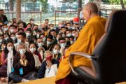Участники 25-го тибетского оперного фестиваля «Шотон» и конференции «Срединный путь» слушают наставления Его Святейшества Далай-ламы во время встречи, организованной во дворе главного тибетского храма. Дхарамсала, штат Химачал-Прадеш, Индия. 7 апреля 2022 г. Фото: Тензин Чойджор (офис ЕСДЛ).