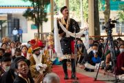 Солист одной из 8 оперных трупп, участвующих в 25-м фестивале «Шотон», исполняет партию тибетской оперы для Его Святейшества Далай-ламы во время встречи, организованной во дворе главного тибетского храма. Дхарамсала, штат Химачал-Прадеш, Индия. 7 апреля 2022 г. Фото: Тензин Чойджор (офис ЕСДЛ).