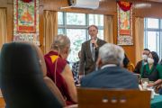 Участник конференции «Диалог во имя нашего будущего: призыв к борьбе с изменением климата» задает вопрос Его Святейшеству Далай-ламе. Дхарамсала, штат Химачал-Прадеш, Индия. 22 апреля 2022 г. Фото: Тензин Чойджор (офис ЕСДЛ).