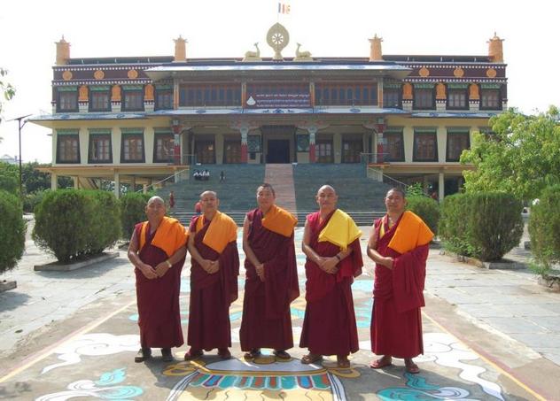 Группа монахов монастыря Дрепунг Гоманг возобновляет прямые трансляции ритуалов