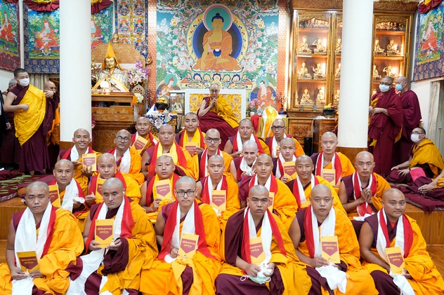 Фоторепортаж. Далай-лама провел церемонию дарования обетов гелонга