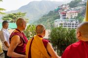 Его Святейшество Далай-лама смотрит на Маклеод Гандж по дороге в Главный тибетский храм в Дхарамсале (штат Химачал-Прадеш, Индия). 9 мая 2022 года. Фото: Тензин Чойджор (офис ЕСДЛ).
