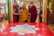 Его Святейшество Далай-лама смотрит на песочную мандалу Калачакры, которую возводят в храме Калачакры в Дхарамсале (штат Химачал-Прадеш, Индия). 9 мая 2022 года. Фото: Тензин Чойджор (офис ЕСДЛ).