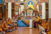 Его Святейшество Далай-лама во время пуджи Махакалы с монахами монастыря Намгьял в Главном тибетском храме в Дхарамсале (штат Химачал-Прадеш, Индия). 9 мая 2022 года. Фото: Тензин Чойджор (офис ЕСДЛ).