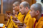 Монахи монастыря Намгьял читают молитвы подношения во время перерыва на чай во время пуджи Махакалы в Главном тибетском храме в Дхарамсале (штат Химачал-Прадеш, Индия). 9 мая 2022 года. Фото: Тензин Чойджор (офис ЕСДЛ).