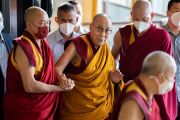 Его Святейшество Далай-лама покидает Главный тибетский храм в Дхарамсале после пуджи Махакалы). 9 мая 2022 года. Фото: Тензин Чойджор (офис ЕСДЛ).