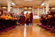Кандидаты в гелонги (полностью посвященные монахи) склоняются в почтительном поклоне перед Его Святейшеством Далай-ламой в его резиденции в Дхарамсале (штат Химачал-Прадеш, Индия). 9 мая 2022 года. Фото: дост. Тензин Джампхел (офис ЕСДЛ).