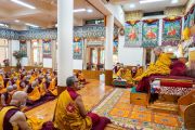 Его Святейшество Далай-лама обращается к кандидатам в гелонги (полностью посвященные монахи) перед церемонией посвящения в своей резиденции в Дхарамсале (штат Химачал-Прадеш, Индия). 9 мая 2022 года. Фото: дост. Тензин Джампхел (офис ЕСДЛ).