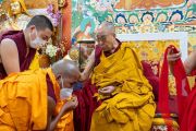 Его Святейшество Далай-лама дарит посвященным монахам статуэтки Будды в завершение церемонии дарования обетов гелонгов (полностью посвященных монахов) в своей резиденции в Дхарамсале (штат Химачал-Прадеш, Индия). 9 мая 2022 года. Фото: дост. Тензин Джампхел (офис ЕСДЛ).