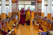 Его Святейшество Далай-лама прибывает на пуджу Калачакры, организованную в храме Калачакры. Дхарамсала, штат Химачал-Прадеш, Индия. 16 мая 2022 г. Фото: Тензин Чойджор (офис ЕСДЛ).