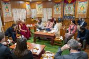 Вид на гостиную резиденции Его Святейшества Далай-ламы во время его встречи со специальным координатором США по вопросам Тибета Узрой Зеей. Дхарамсала, штат Химачал-Прадеш, Индия. 19 мая 2022 г. Фото: Тензин Чойджор (офис ЕСДЛ).