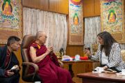 Его Святейшество Далай-лама, сикьонг (президент Центральной тибетской администрации) Пенпа Церинг и специальный координатор США по вопросам Тибета Узра Зея во время встречи, организованной в резиденции Его Святейшества. Дхарамсала, штат Химачал-Прадеш, Индия. 19 мая 2022 г. Фото: Тензин Чойджор (офис ЕСДЛ).