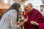 Его Святейшество Далай-лама приветствует в своей резиденции Узру Зею, специального координатора США по вопросам Тибета. Дхарамсала, штат Химачал-Прадеш, Индия. 19 мая 2022 г. Фото: Тензин Чойджор (офис ЕСДЛ).