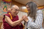 По завершении встречи Его Святейшество Далай-лама и специальный координатор США по вопросам Тибета Узра Зея пожимают друг другу руки. Дхарамсала, штат Химачал-Прадеш, Индия. 19 мая 2022 г. Фото: Тензин Чойджор (офис ЕСДЛ).