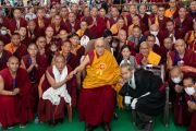 Его Святейшество Далай-лама фотографируется с редакционной группой, создавшей Большой тибетский словарь «Монлам. Дхарамсала, штат Химачал-Прадеш, Индия. 27 мая 2022 г. Фото: Тензин Чойджор (офис ЕСДЛ).