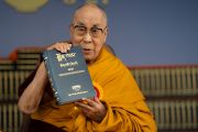 Его Святейшество Далай-лама держит том Большого тибетского словаря «Монлам». Дхарамсала, штат Химачал-Прадеш, Индия. 27 мая 2022 г. Фото: Тензин Чойджор (офис ЕСДЛ).