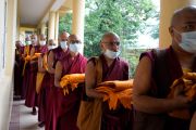 Кандидаты прибывают в резиденцию Его Святейшества Далай-ламы на заключительную церемонию дарования обетов гелонга (полного монашеского посвящения). Дхарамсала, штат Химачал-Прадеш, Индия. 28 мая 2022 г. Фото: дост. Тензин Джампхел (офис ЕСДЛ).