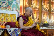 Его Святейшество Далай-лама обращается к монахам во время церемонии дарования обетов гелонга. Дхарамсала, штат Химачал-Прадеш, Индия. 28 мая 2022 г. Фото: дост. Тензин Джампхел (офис ЕСДЛ).