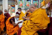 Его Святейшество Далай-лама вручает статуэтку Будды каждому из монахов, принявших обеты гелонга. Дхарамсала, штат Химачал-Прадеш, Индия. 28 мая 2022 г. Фото: дост. Тензин Джампхел (офис ЕСДЛ).